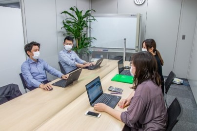 国土交通省大臣認定の不燃認定を取得しているシートを使用しており
ますので、安心してオフィスや医療施設に導入していただけます。
